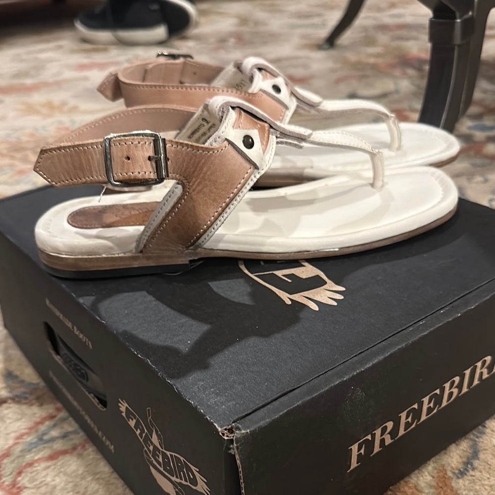 Stylish Freebird Tan and Cream Sorrento Sandals NWT - Picture 2 of 5